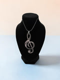 Smitsjewellery zilverkleurige vioolsleutel hanger ketting op een zwarte display buste voor muziekliefhebbers